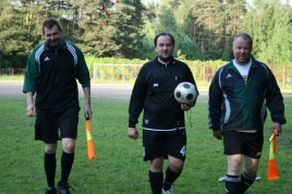 Nežinomo autoriaus nuotraukoje: sporto žurnalistams (iš kairės) Maksimui Vojevodinui, Tautvydui Vencevičiui ir Vytarui Radzevičiui teko pabūti futbolo teisėjų kailyje
